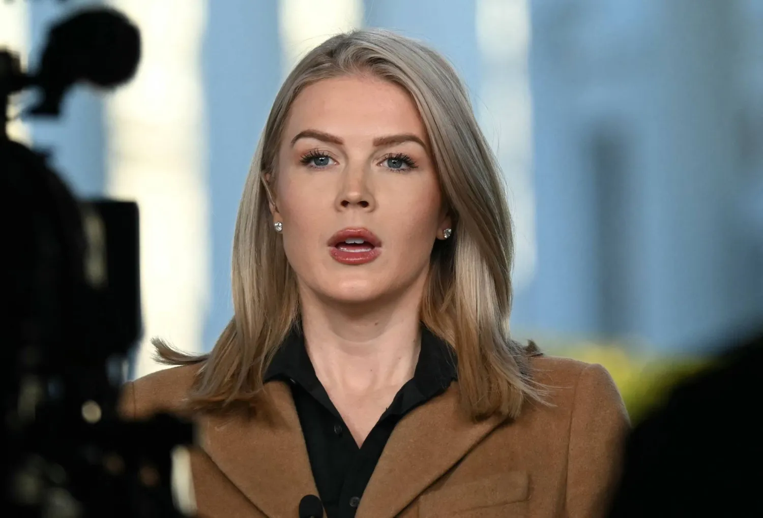 المتحدثة باسم البيت الأبيض كارولاين ليفيت تتحدث إلى الإعلام بالعاصمة الأميركية واشنطن 24 نوفمبر 2025 (أ.ف.ب)