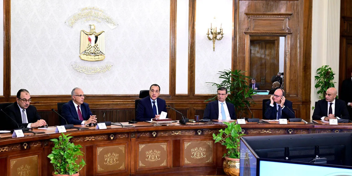 رئيس الوزراء المصري مصطفى مدبولي برفقة عدد من المسؤولين المصريين والإيطاليين خلال التوقيع على بروتوكولات تعاون تعليمي الثلاثاء (مجلس الوزراء) 