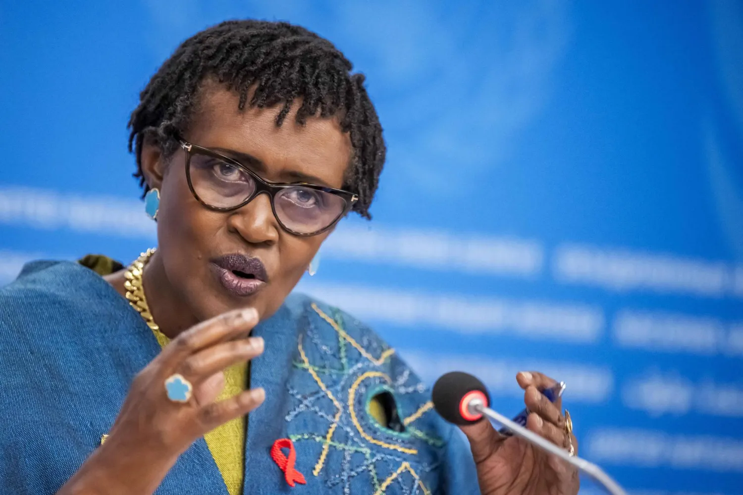 المديرة التنفيذية لبرنامج الأمم المتحدة المشترك لمكافحة الإيدز ويني بيانيما خلال مؤتمر صحافي قبل اليوم العالمي للإيدز 2025 في مكاتب الأمم المتحدة في جنيف... 25 نوفمبر 2025 (أ.ف.ب)