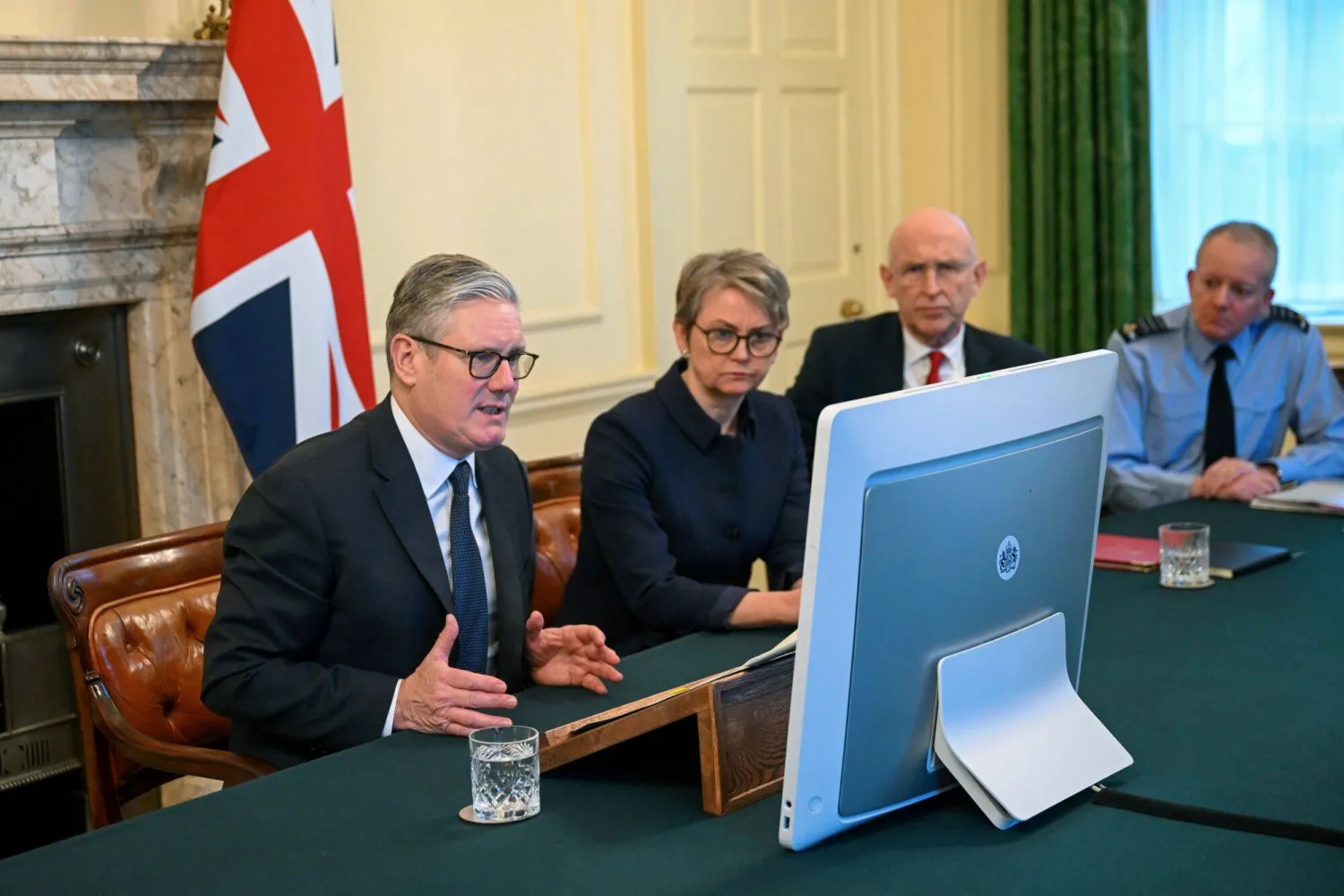 رئيس الوزراء البريطاني كير ستارمر ووزيرة الخارجية البريطانية إيفيت كوبر ووزير الدفاع جون هيلي ورئيس أركان الدفاع ريتش نايتون يشاركون في اجتماع عبر الإنترنت لتحالف الراغبين الداعم لأوكرانيا من «داونينغ ستريت» بلندن... بريطانيا - 25 نوفمبر 2025 (إ.ب.أ)