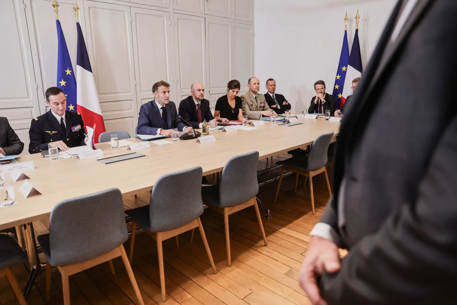 الرئيس الفرنسي إيمانويل ماكرون «وسط» خلال ترؤسه الثلاثاء من قصر الإليزيه القمة الافتراضية لـ«تحالف الراغبين» الخاص بأوكرانيا ويظهر إلى يمنيه رئيس أركان القوات الفرنسية فابيان مادون وإلى يساره وزير الخارجية جان نويل بارو (أ.ب)