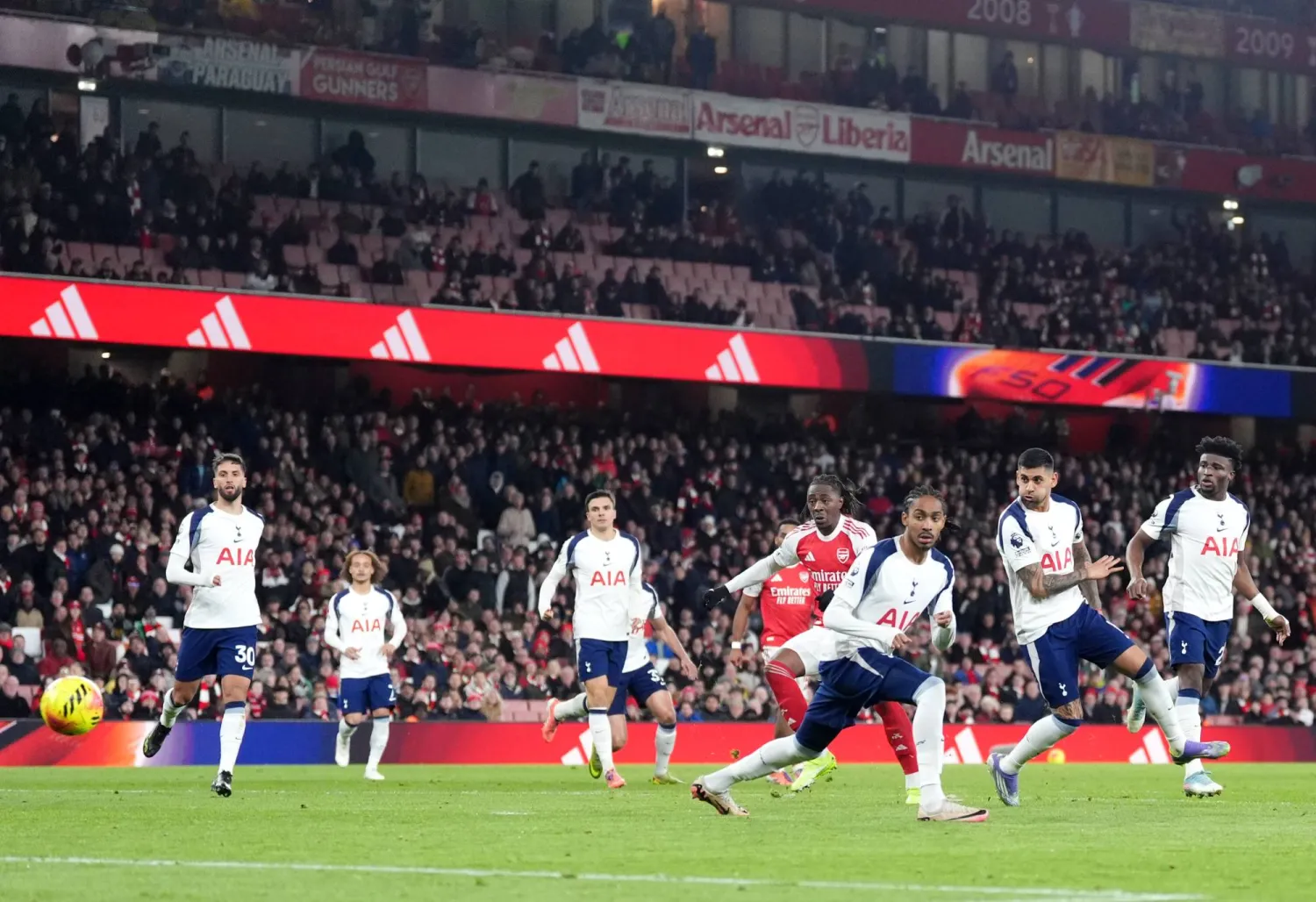 تسديدة إيزي في طريقها لمعانقة شباك توتنهام بهدف آرسنال الثالث (د.ب.أ)