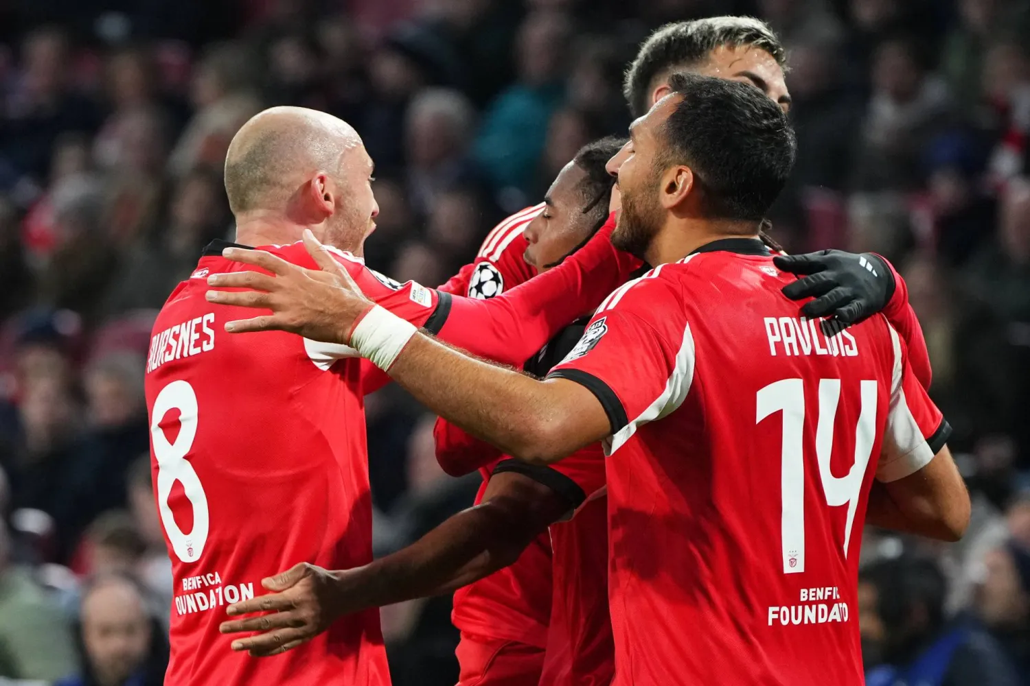 فرحة لاعبي بنفيكا بالفوز على أياكس (أ.ب)