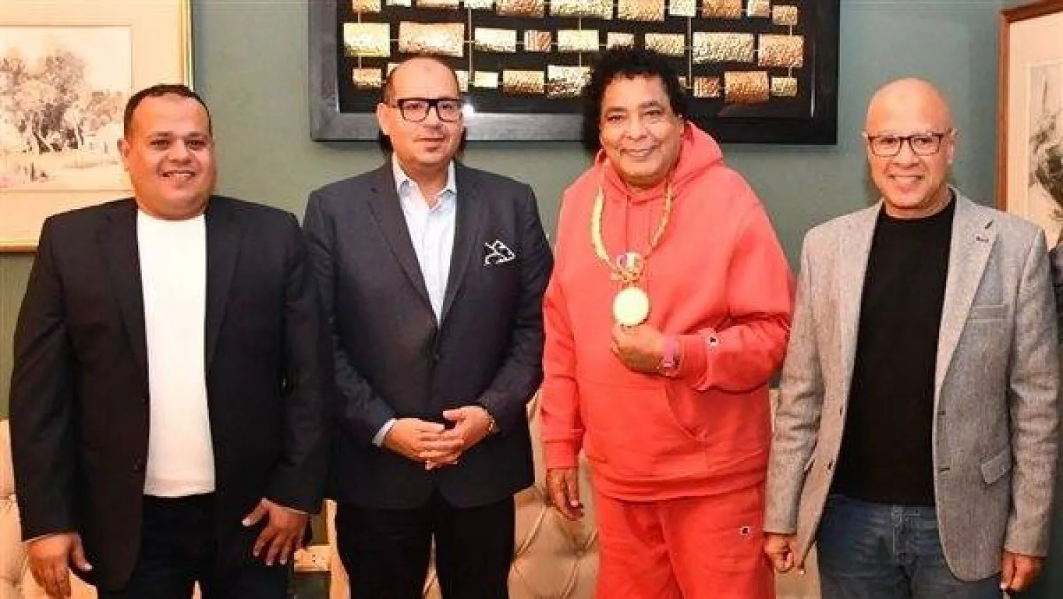 محمد منير يتسلم قلادة العظماء الأولمبية (اللجنة الأولمبية المصرية)