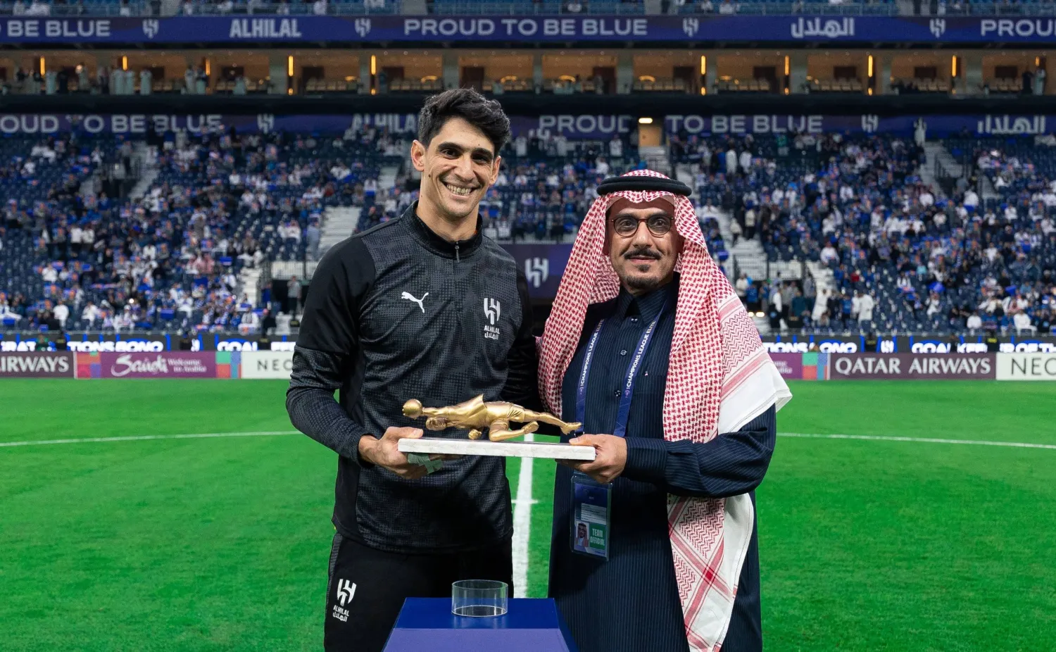 جانب من تكريم ياسين بونو قبل بداية مواجهة الهلال والشرطة (نادي الهلال) 