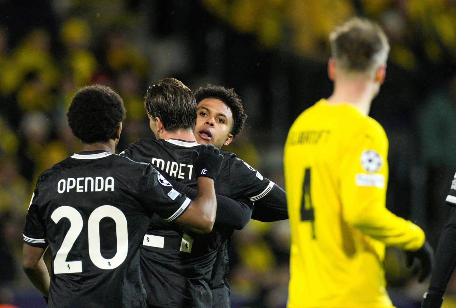 فرحة لاعبي يوفنتوس بالفوز على بودو غليمت (رويترز)