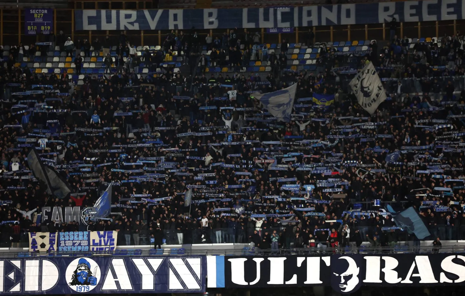 احتفالية جماهير نابولي الإيطالي بالفوز على كاراباخ (رويترز)