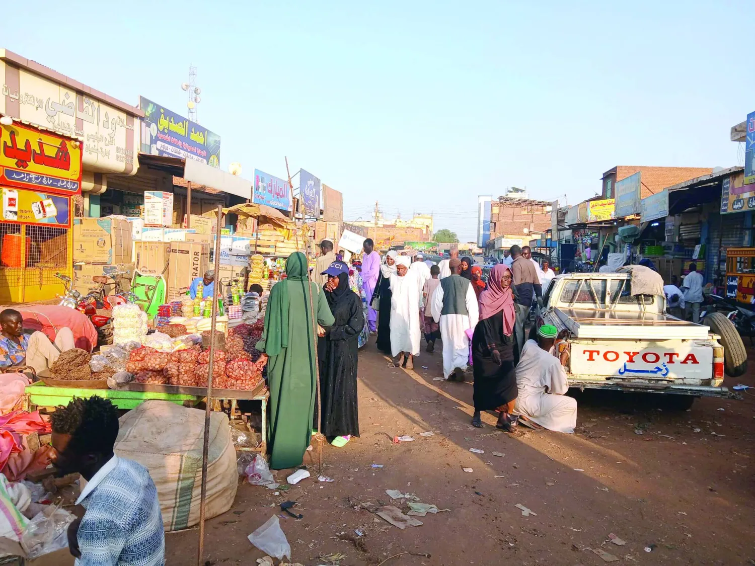متسوقون في مدينة المناقل (الشرق الأوسط)