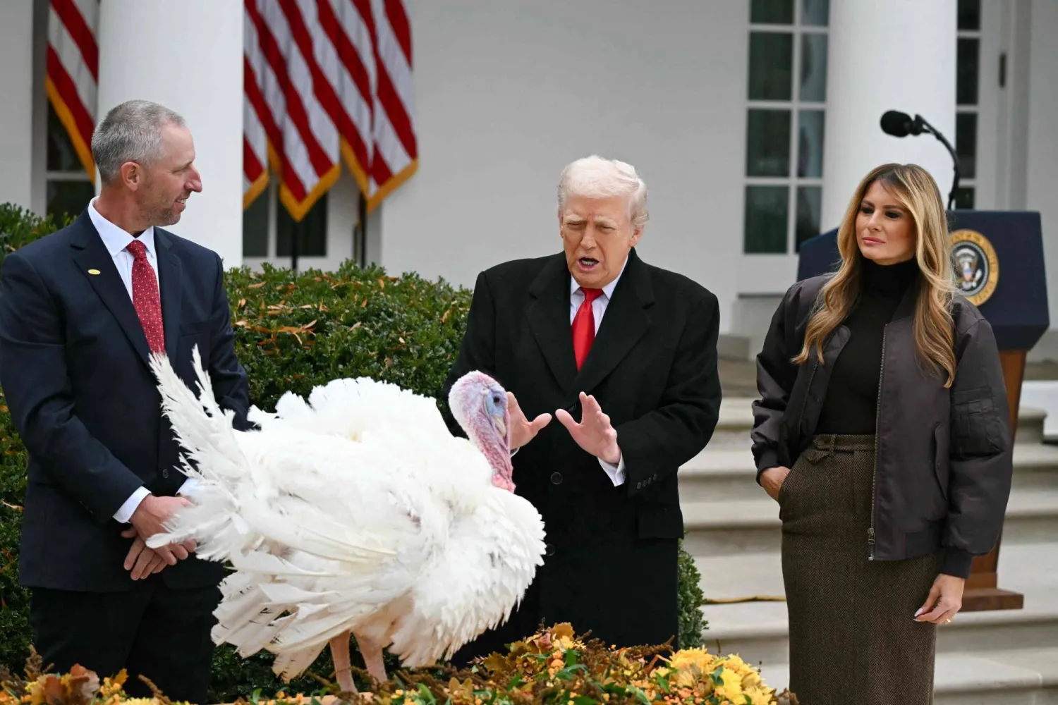 السيدة الأولى ميلانيا ترمب تنظر إلى الرئيس الأميركي دونالد ترمب وهو يصدر عفواً رئاسياً عن الديك الرومي«غوبل» (ا.ف.ب)