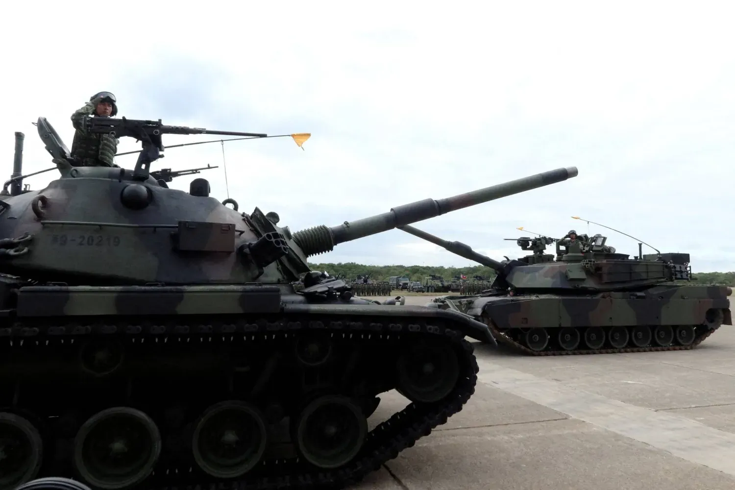 Hsinchu'daki Hokou Askeri Üssü'nde Tayvan'ın ilk Abrams tank taburunun açılış töreninde yer alan Brave Tiger ve Abrams M1A2T tankları (Reuters)