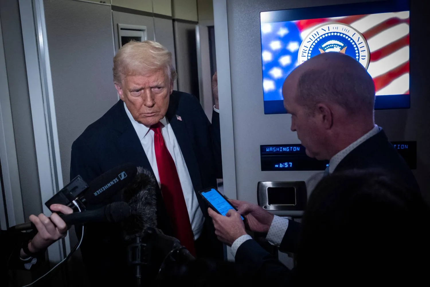 ترمب يتحدث إلى وسائل الإعلام على متن طائرة الرئاسة الأميركية في طريقها إلى فلوريدا (أ.ف.ب)