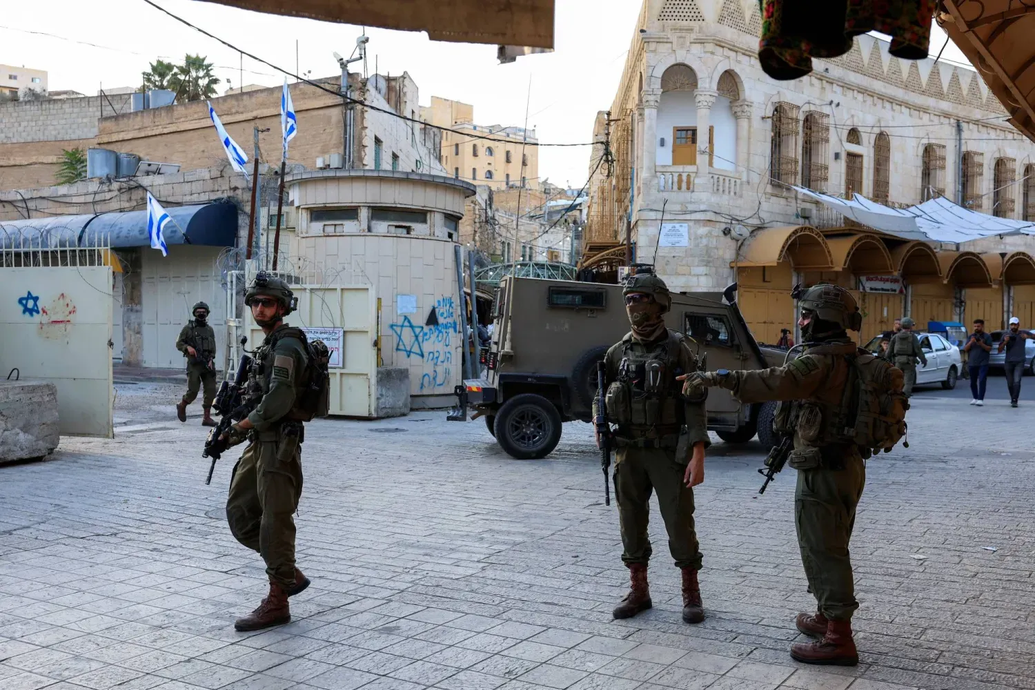 Batı Şeria'nın El Halil kentindeki İsrail askerleri, 22 Kasım 2025 (Reuters)