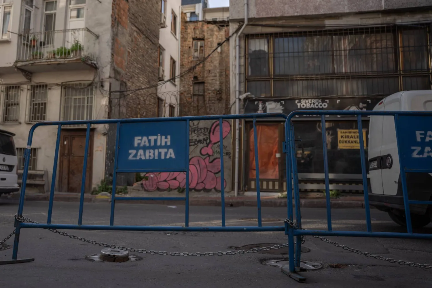 أطواق أمنية أقامتها شرطة مدينة إسطنبول التركية بالقرب من الفندق في حي الفاتح حيث كان يقيم السياح الألمان الثلاثة الذين لقوا حتفهم (د.ب.أ)