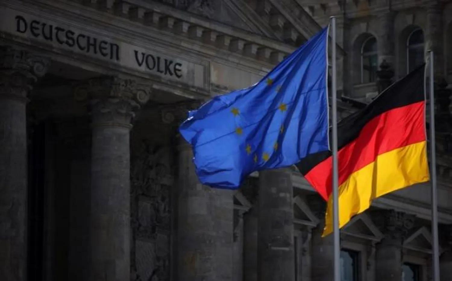 علما الاتحاد الأوروبي وألمانيا يرفرفان أمام مبنى الرايخستاغ (رويترز)