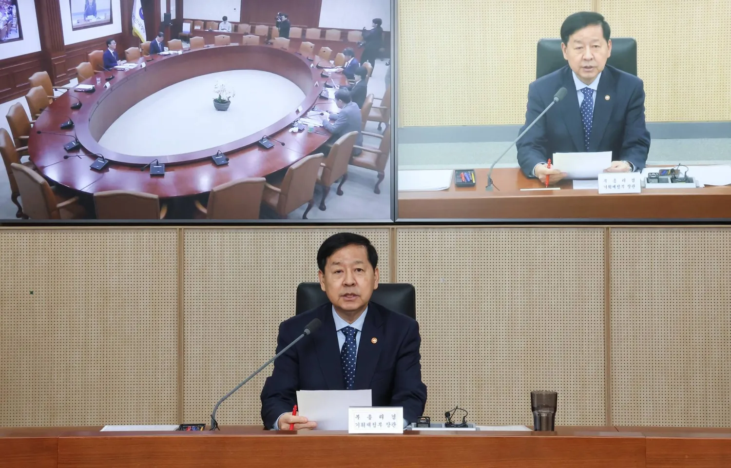 كو يون تشول يتحدث خلال اجتماع لوزراء الاقتصاد في مجمع الحكومة في سيجونغ (إ.ب.أ)