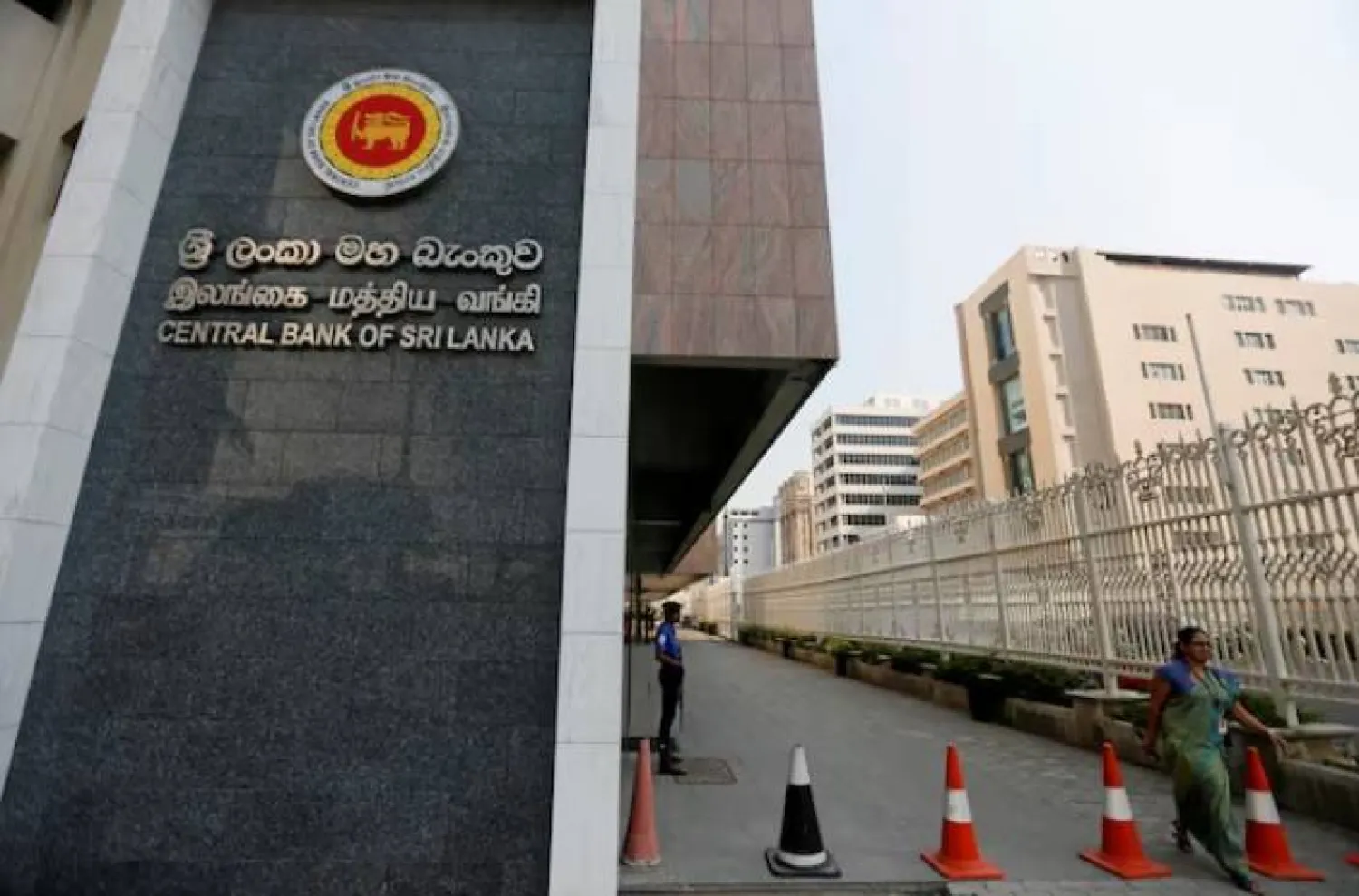 تمشي امرأة أمام المدخل الرئيسي للبنك المركزي السريلانكي في كولومبو (أرشيفية - رويترز)