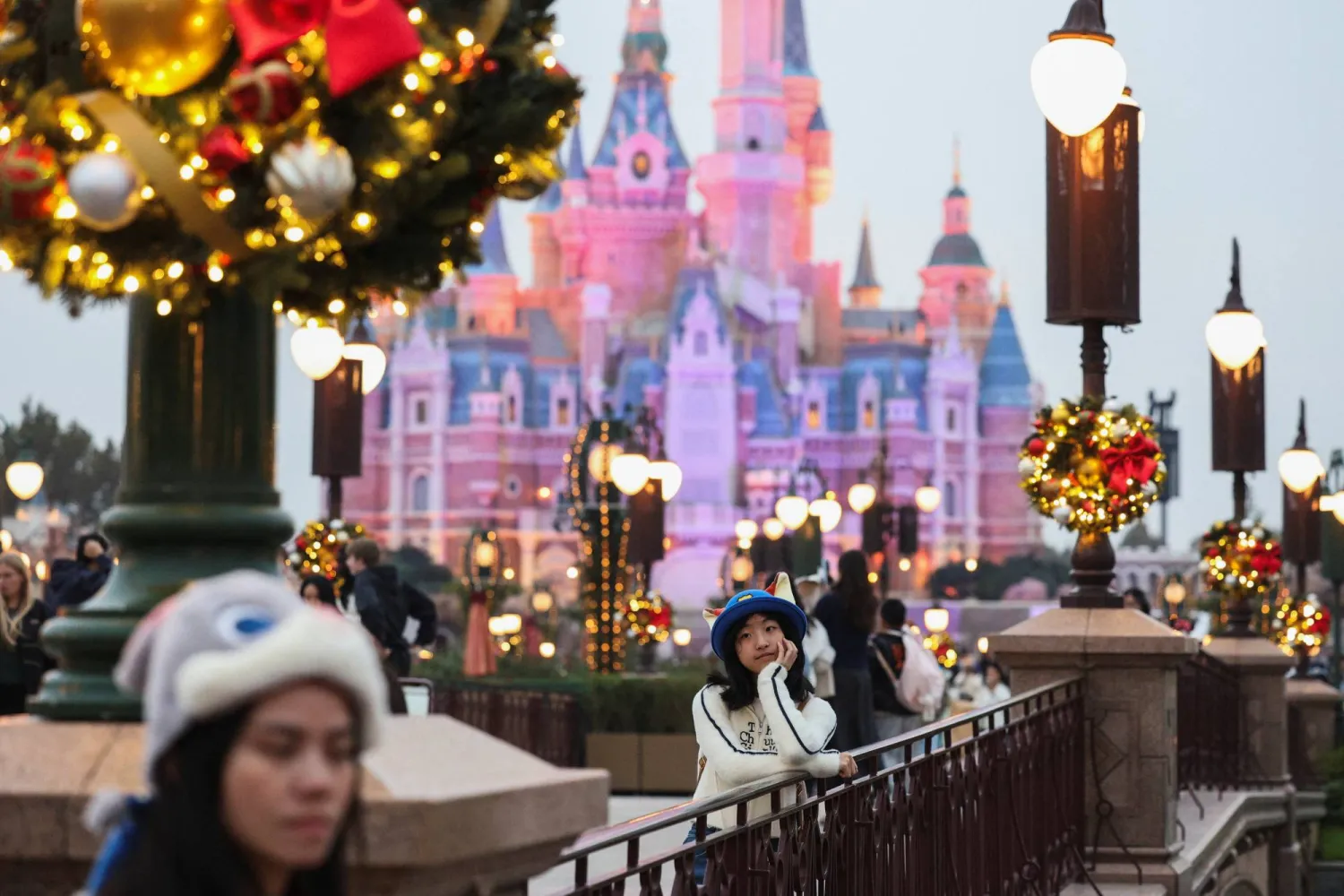 زوار لمدينة «ديزني لاند» الترفيهية في مدينة شنغهاي الصينية (رويترز)