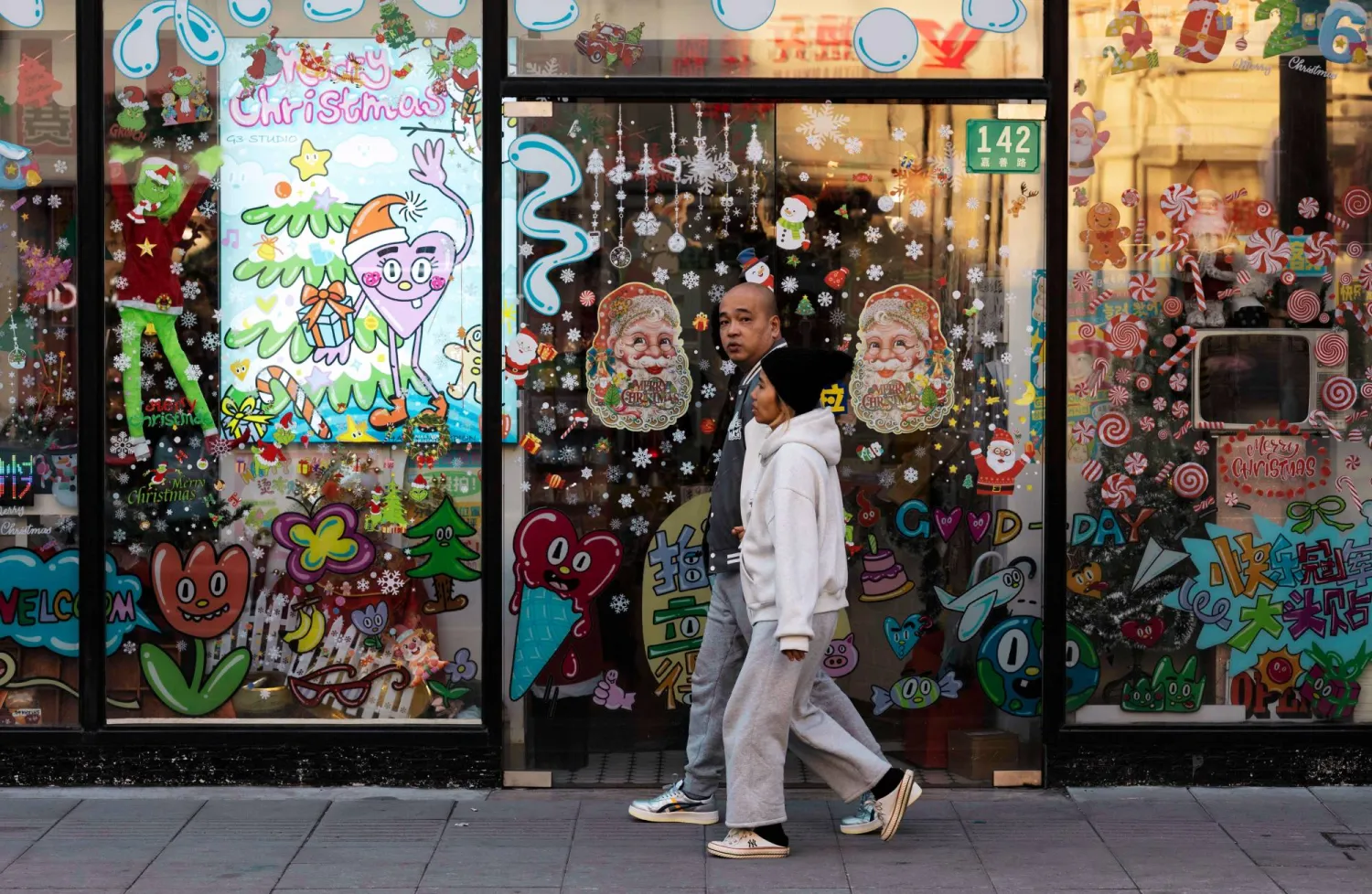 مشاة في أحد الشوارع التجارية بمدينة شنغهاي الصينية (إ.ب.أ)