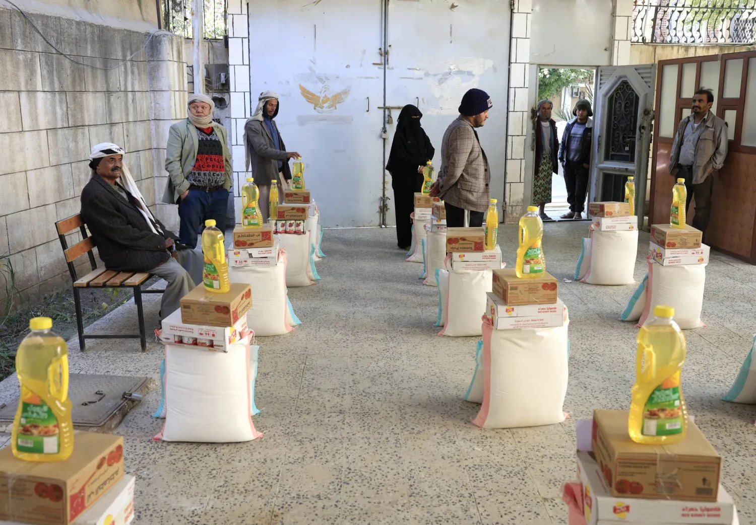 أكثر من 19 مليون يمني يعيشون على المساعدات الإنسانية (إ.ب.أ)