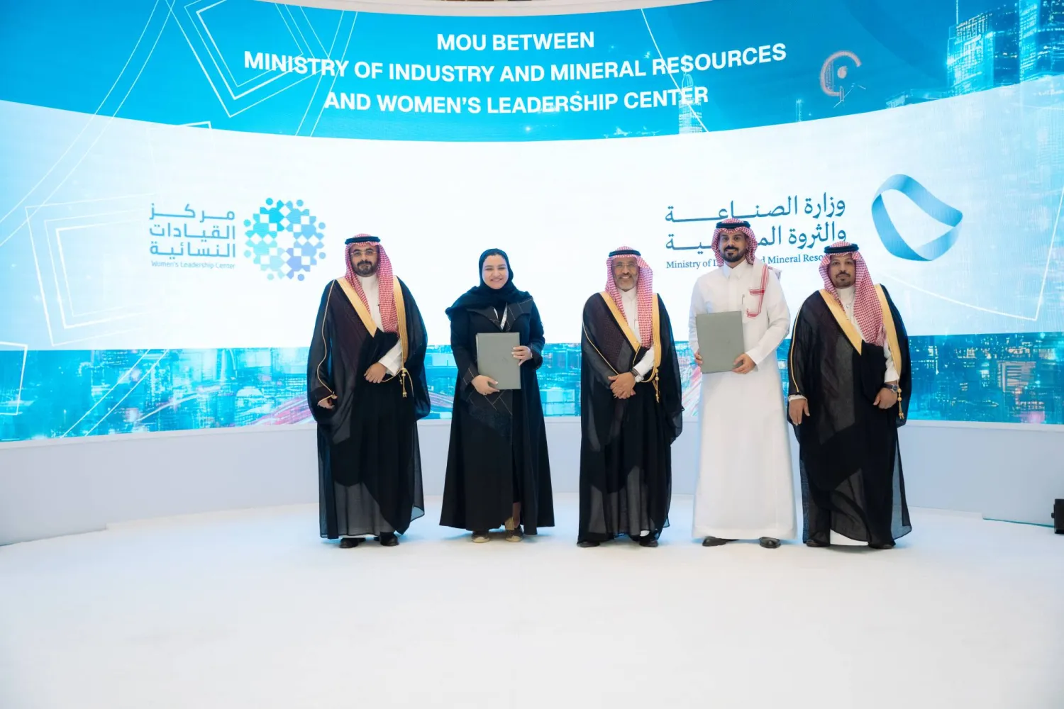 أطراف مذكرة التفاهم عقب التوقيع (الوزارة)