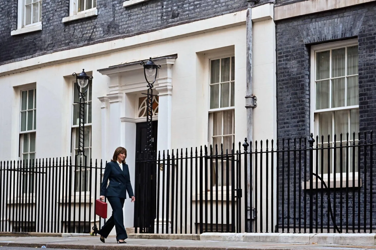 ريفز تسير حاملةً صندوق الموازنة الأحمر بعد مغادرتها «داونينغ ستريت»