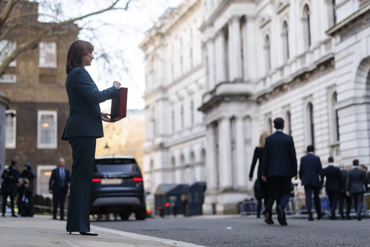 ريفز تحمل صندوق موازنتها خارج مقر رئاسة الوزراء في «داوننغ ستريت» (د.ب.أ)