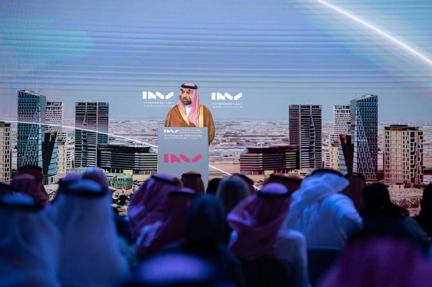 رئيس مجلس إدارة الهيئة فهد الرشيد متحدثاً في «القمة الدولية لصناعة المعارض والمؤتمرات» (الشرق الأوسط)