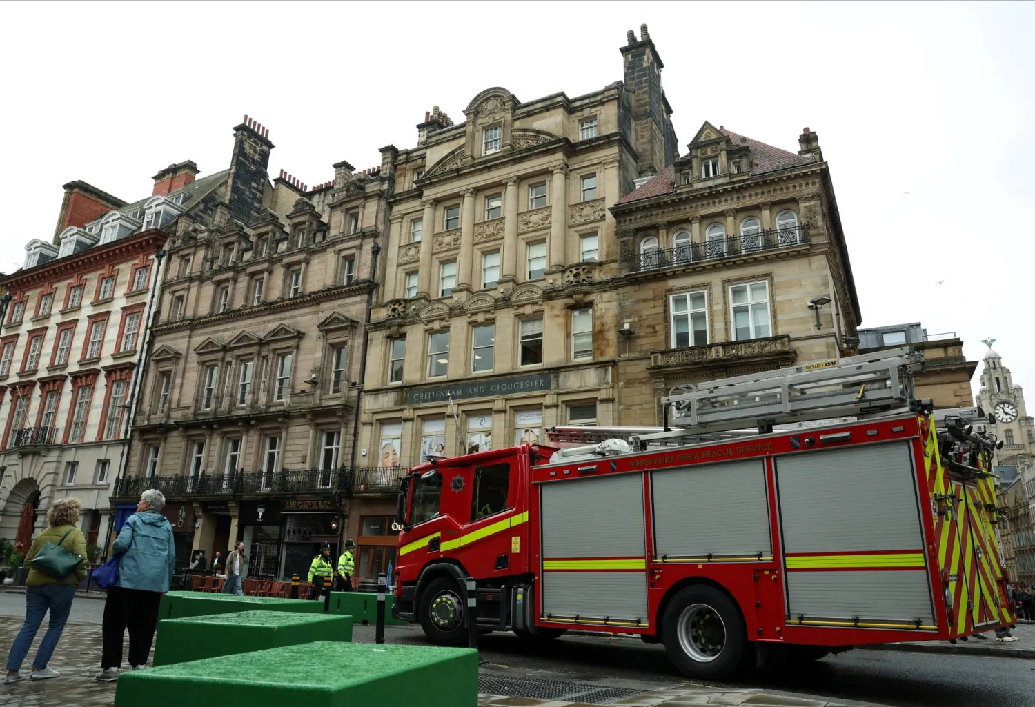 سيارة إطفاء متوقفة بالقرب من موقع الحادث الذي اصطدمت فيه سيارة بحشد من مشجعي ليفربول أثناء مسيرة للاحتفال بلقب الدوري الإنجليزي الممتاز لكرة القدم في وسط ليفربول - بريطانيا 28 مايو 2025 (رويترز)