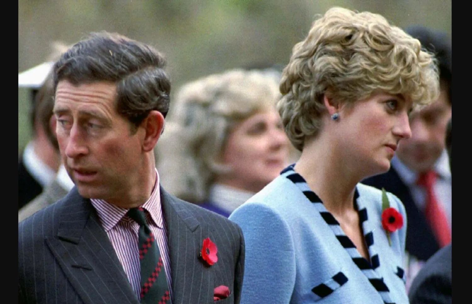 الأميرة البريطانية ديانا تقف إلى جانب زوجها تشارلز (رويترز)