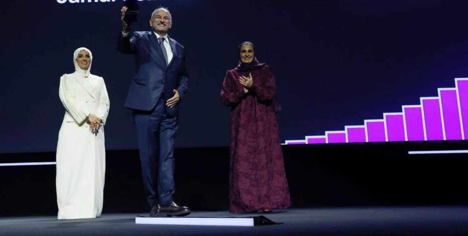 الفنان السوري جمال سليمان يتسلم جائزة التميز الإبداعي بمهرجان الدوحة (الشرق الأوسط)