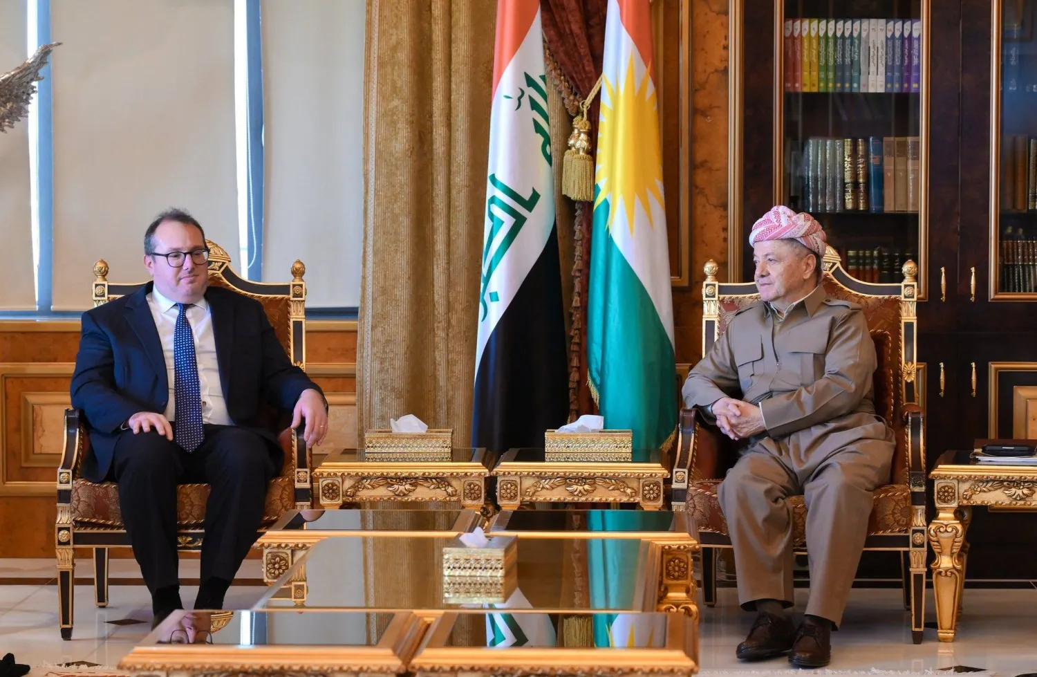 مسعود بارزاني مستقبلاً القائم بأعمال السفارة الأميركية جوشوا هاريس (روداو)