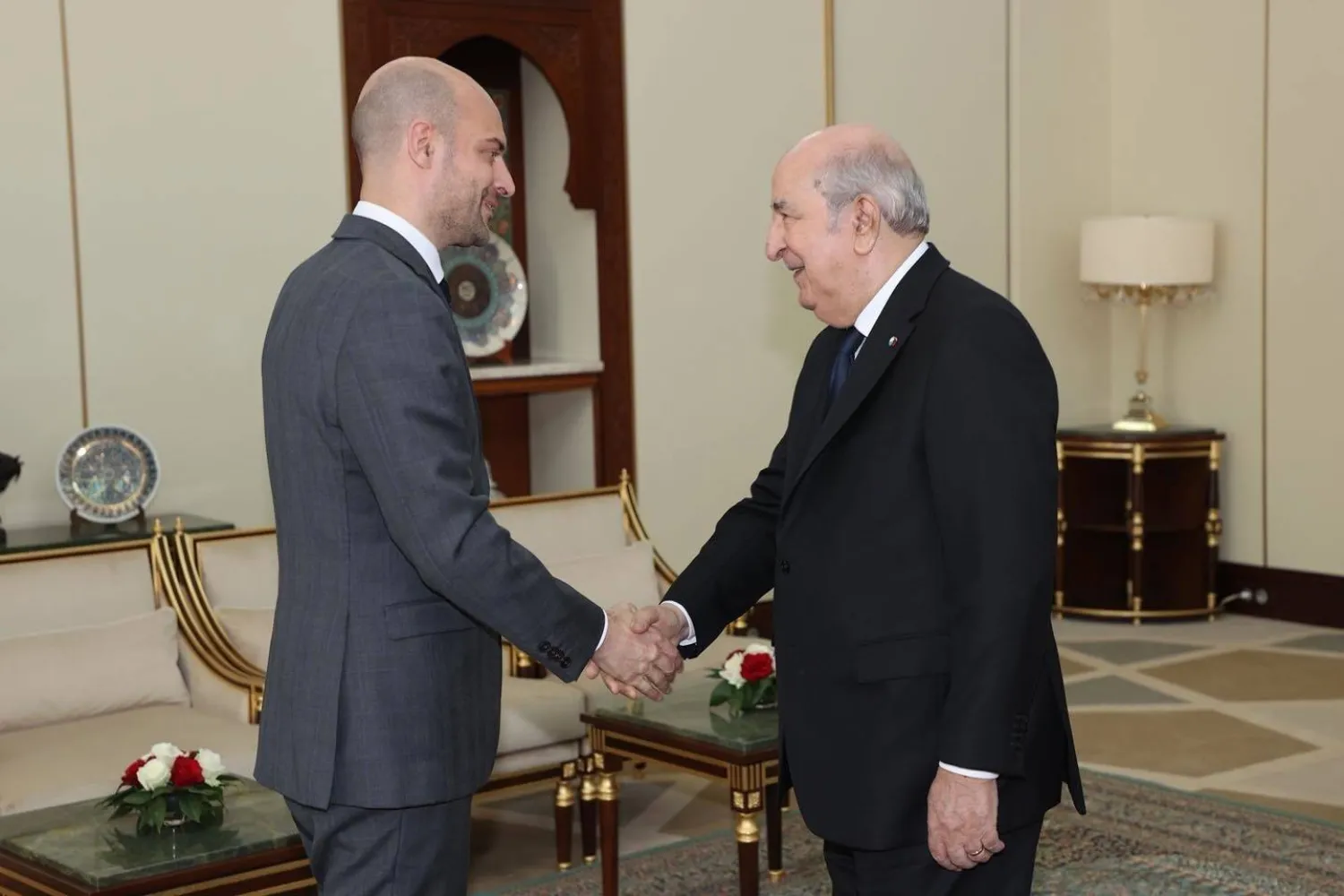 الرئيس الجزائري مستقبلاً وزير الخارجية الفرنسي السابق أبريل الماضي (الرئاسة الجزائرية)