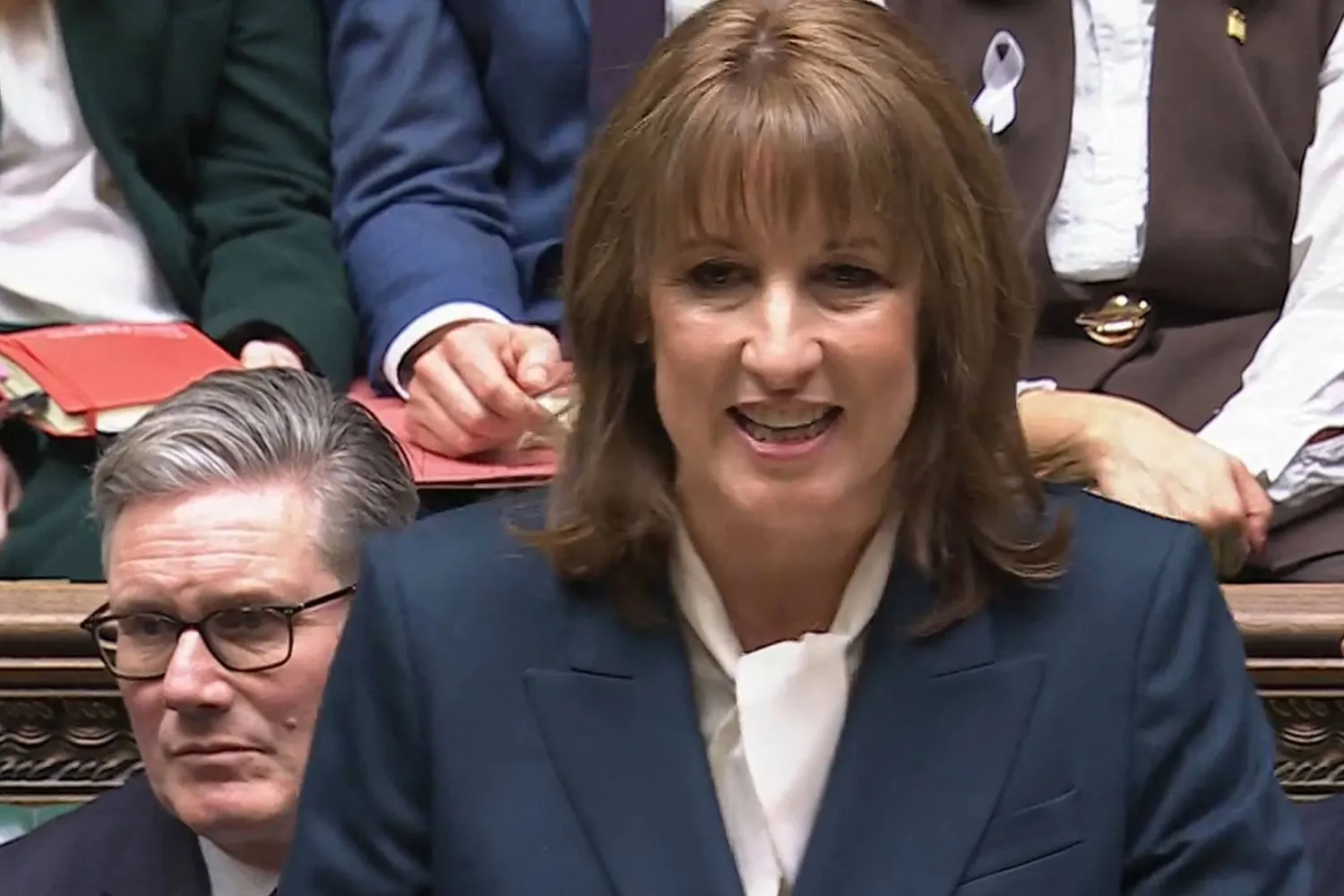 وزيرة الخزانة البريطانية راشيل ريفز تتحدث أمام البرلمان (أ.ف.ب)