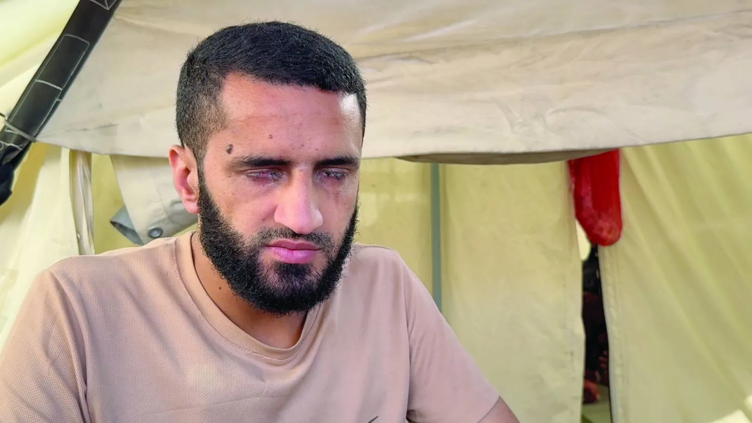 محمود أبو فول أسير فلسطيني سابق في مُعتقل «سدي تيمان» الإسرائيلي فقد بصره بسبب التعذيب (الشرق الأوسط)