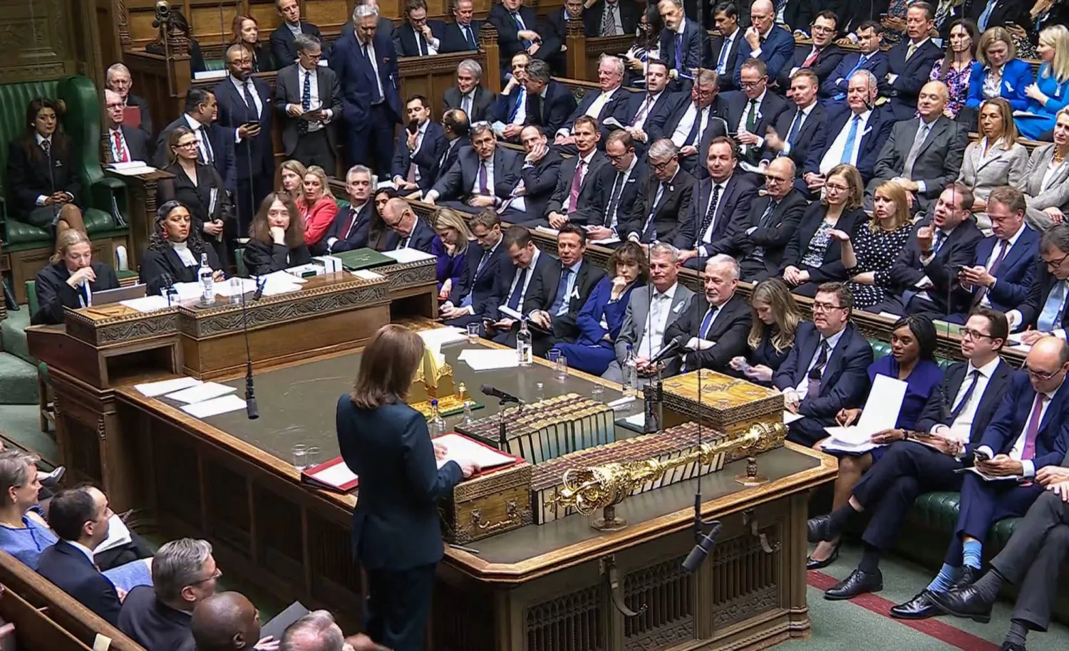 المشرعون يتابعون خطاب ريفز (أ.ف.ب)