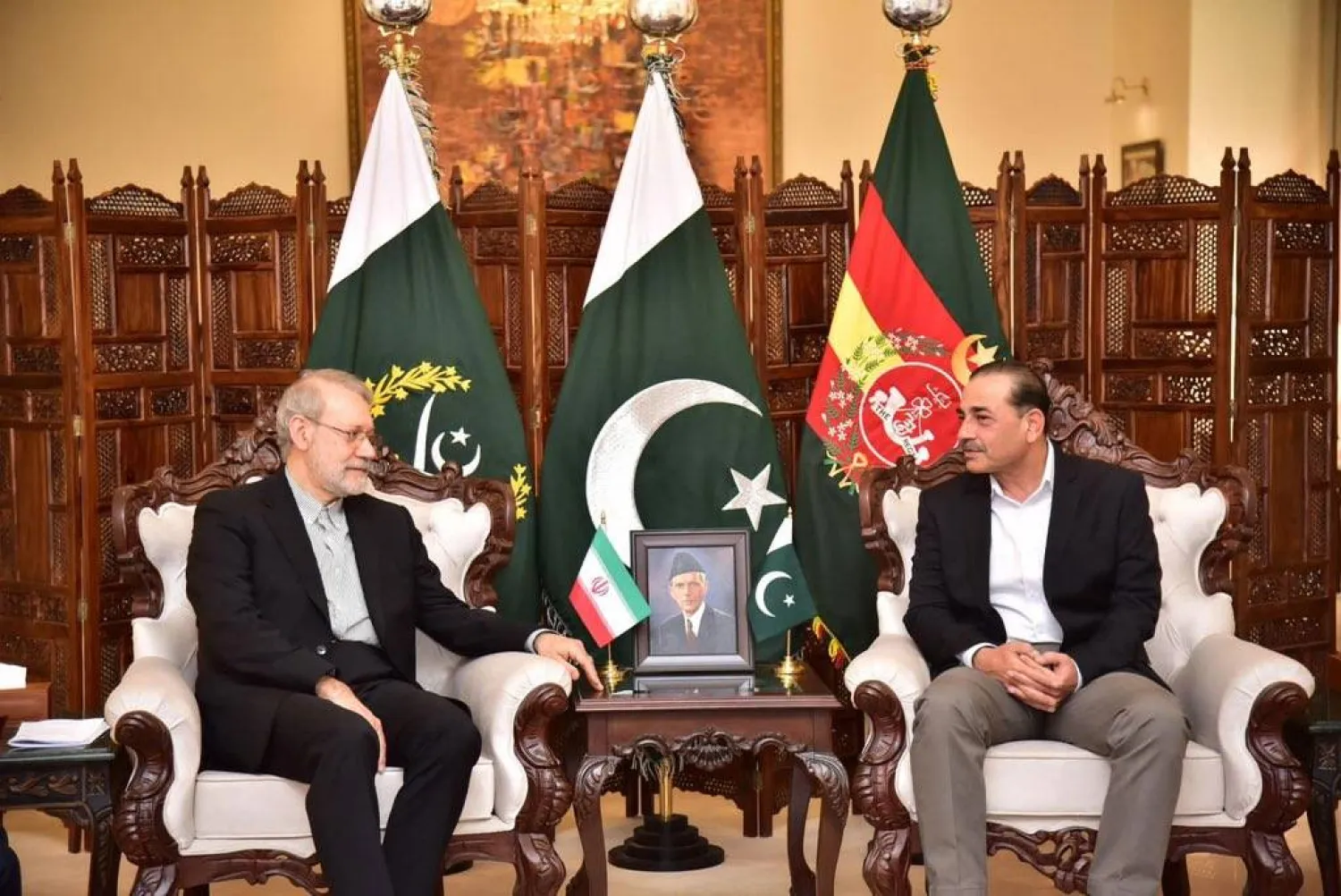 صورة نشرها حساب لاريجاني الرسمي على منصة «إكس» من لقائه مع رئيس أركان الجيش الباكستاني المشير عاصم منير الأربعاء
