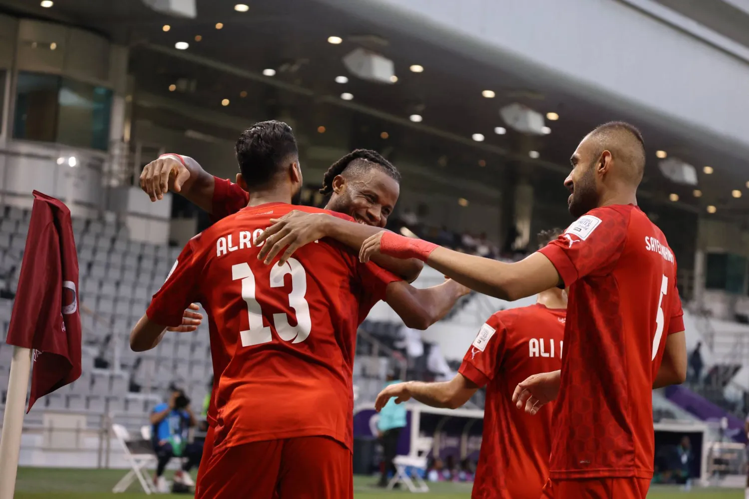 فرحة بحرينية بالهدف (رويترز)