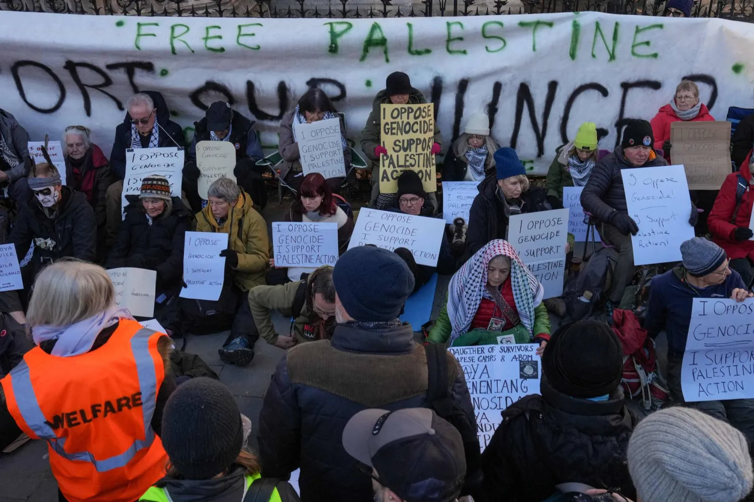 متظاهرون يشاركون في احتجاج دعماً لحملة «ديفند أور جوريس» المناهضة لحظر جماعة ««فلسطين أكشن» أمام المحكمة الملكية للعدل في لندن الأربعاء (أ.ف.ب)