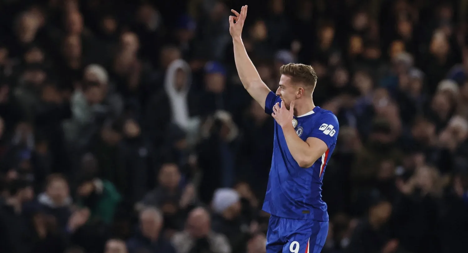 ديلاب محتفلاً بهدفه في برشلونة (رويترز)