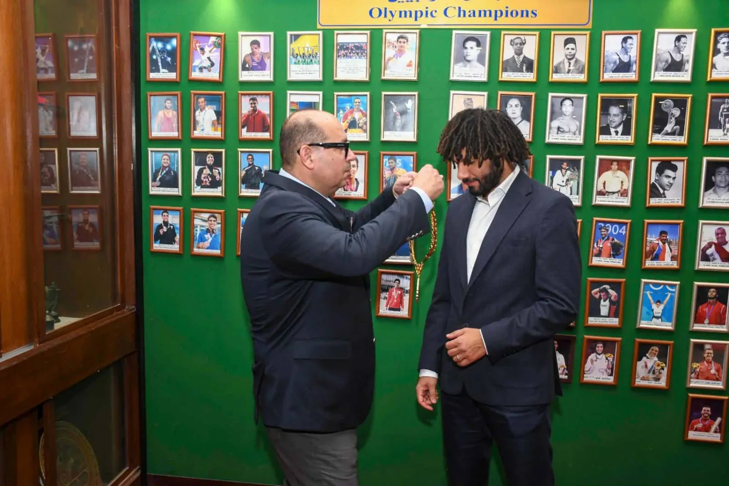 ياسر إدريس يسلم النني القلادة الأولمبية الذهبية (الشرق الأوسط) 