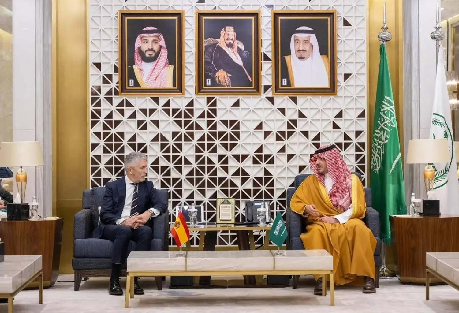 وزير الداخلية السعودي الأمير عبد العزيز بن سعود بن نايف لدى لقائه نظيره الإسباني فيرناندو غراندي مارلاسكا في الرياض (واس)
