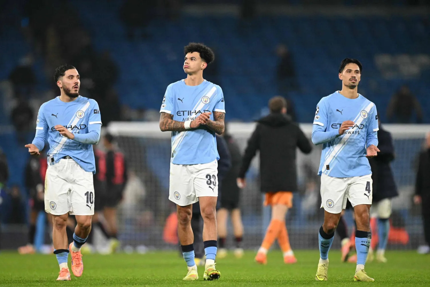 لاعبو مانشستر سيتي واحزان الهزيمة (أ.ف.ب)