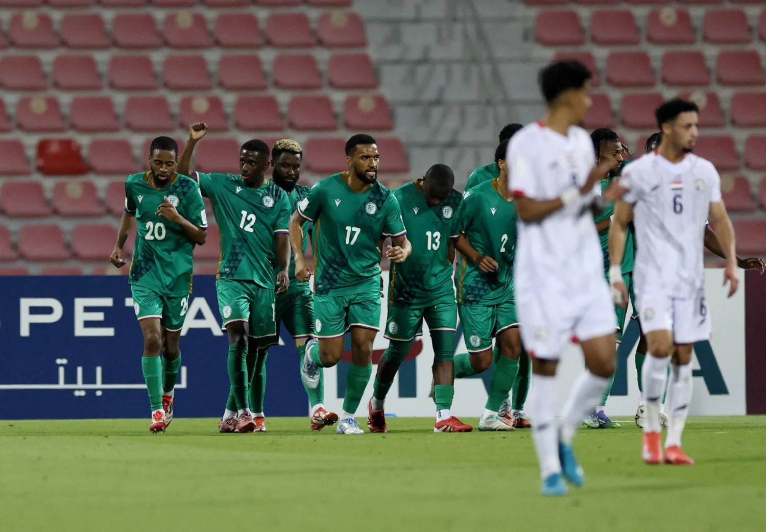 لاعبو جزر القمر يحتفلون بهدف التعادل (الشرق الأوسط)