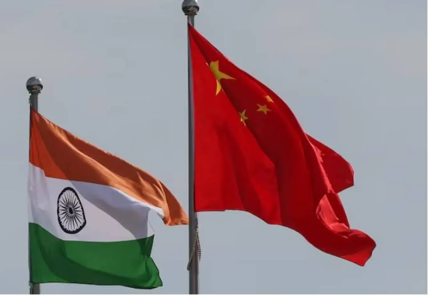 Çin ve Hindistan bayrakları Çin'in Tianjin kentinde dalgalanıyor (Reuters)