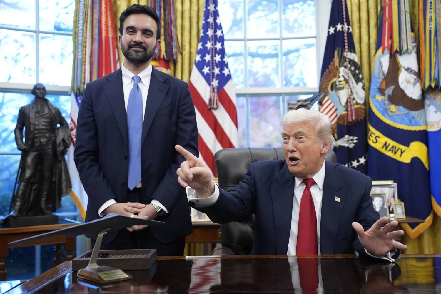 الرئيس الأميركي دونالد ترمب (يمين) يتحدث إلى الصحافيين أثناء لقائه مع رئيس بلدية مدينة نيويورك المنتخب زهران ممداني (يسار) في المكتب البيضاوي بالبيت الأبيض (إ.ب.أ)