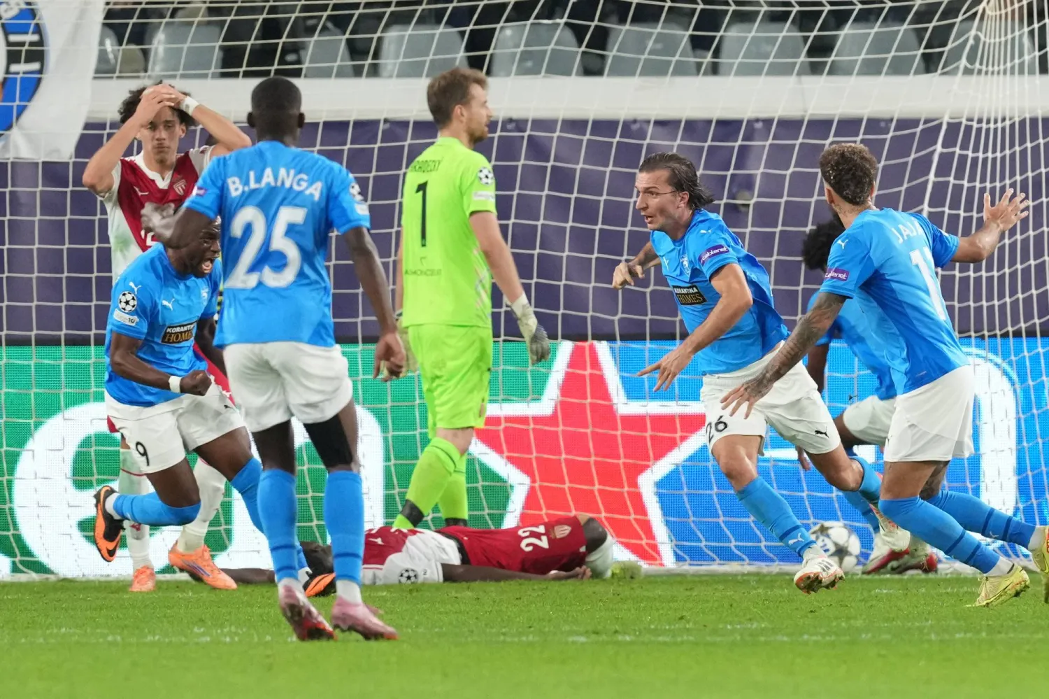 لاعبو بافوس ينطلقون للاحتفال بعد هدف التعادل (إ.ب.أ)