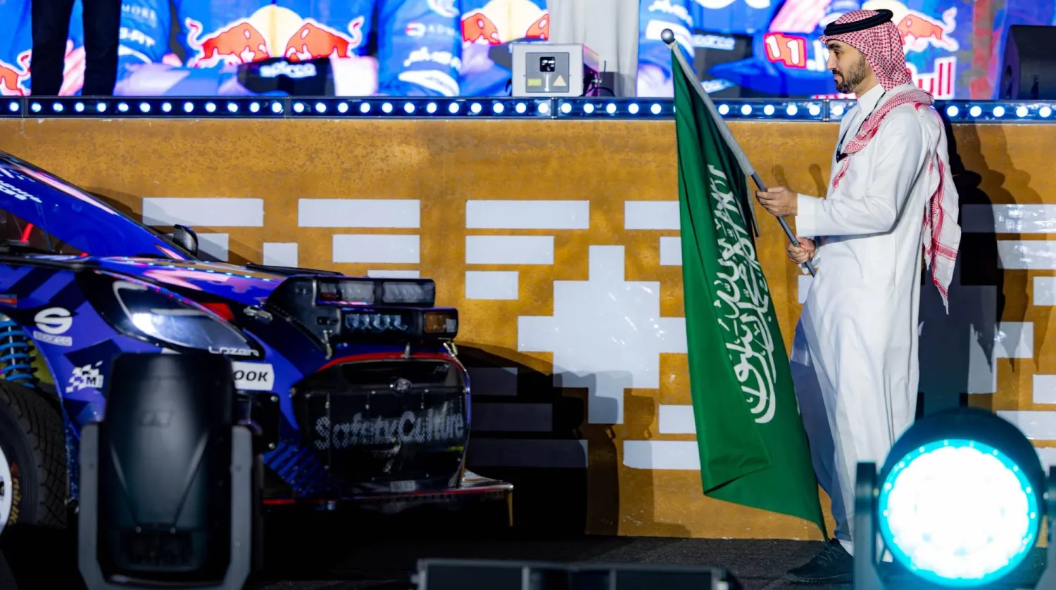 الأمير عبدالعزيز الفيصل يعطي شارة الإنطلاقة للسباق الكبير (الشرق الأوسط)