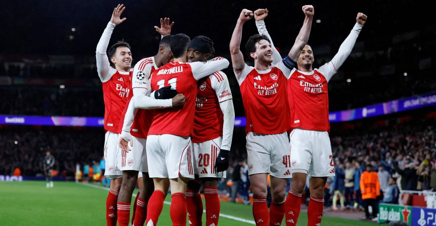 لاعبو أرسنال يحتفلون بالهدف الثالث (رويترز)