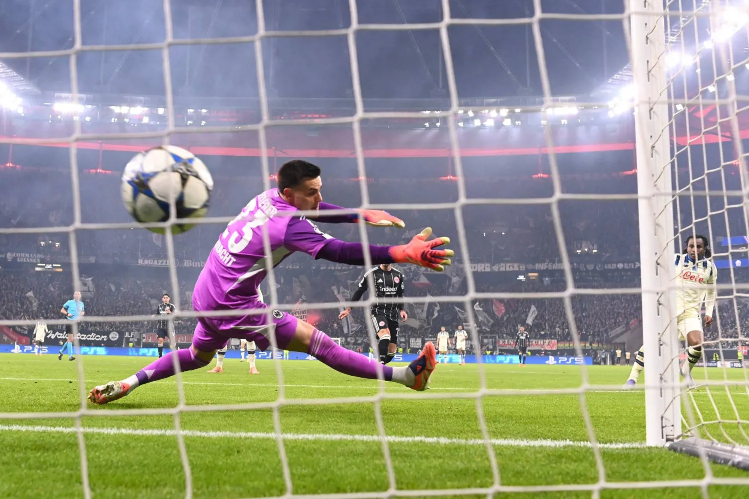 هدف أتلانتا الأول يعانق شباك فرانكفورت (أ.ف.ب)