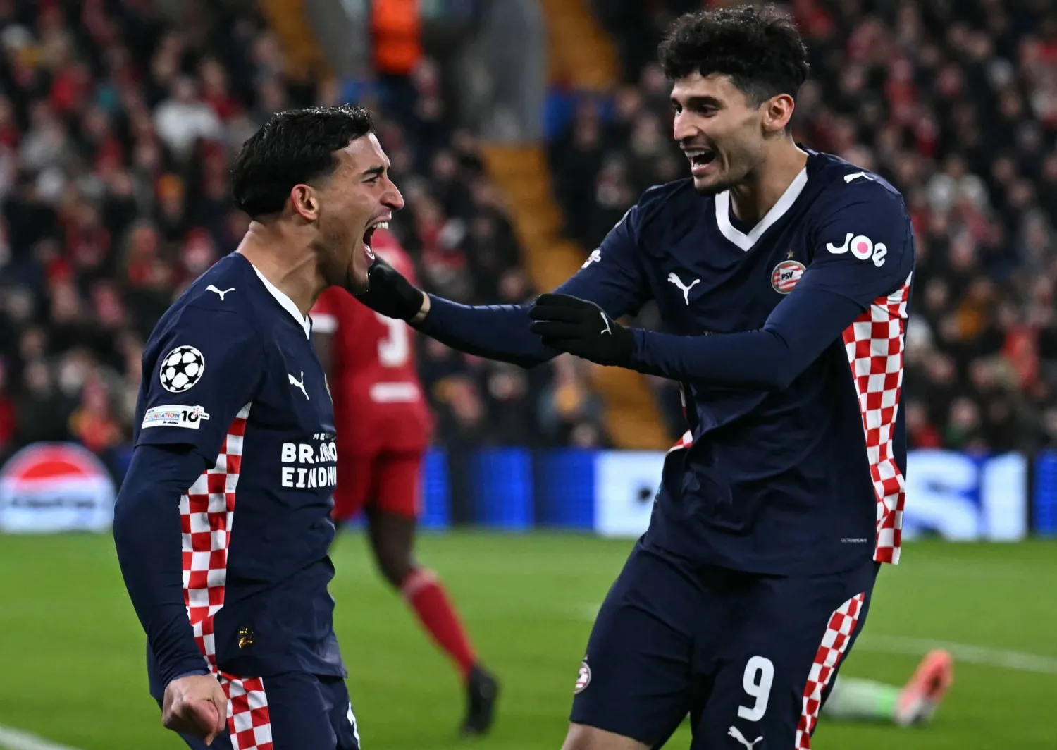 دريوش محتفلا بهدفه الشخصي الأول في شباك ليفربول (أ.ف.ب)